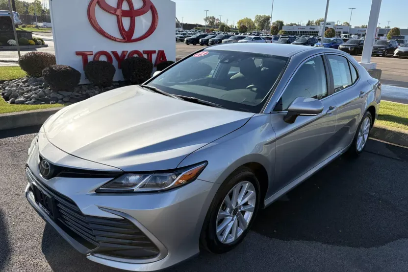 2023 Toyota Camry LE photo 1