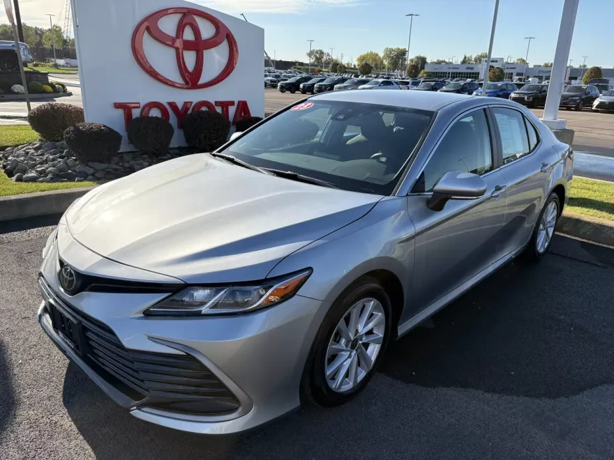 2023 Toyota Camry LE photo 1