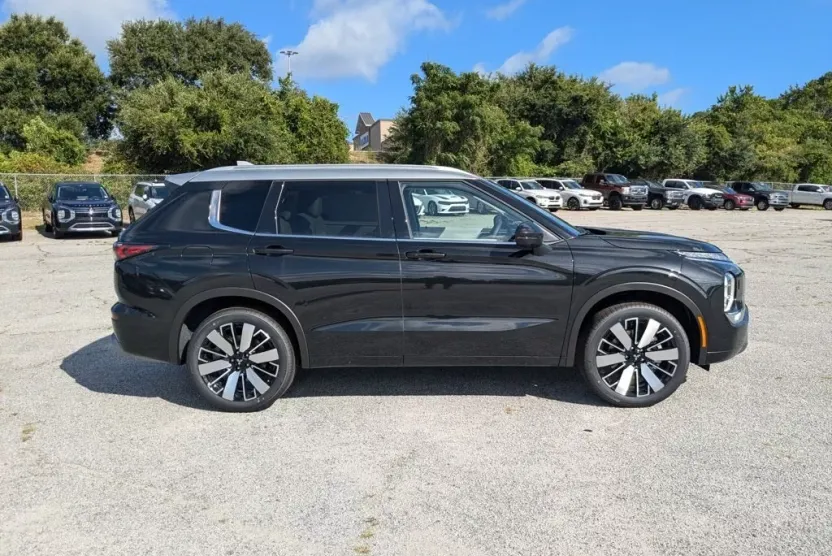 2025 Mitsubishi Outlander SEL photo 1