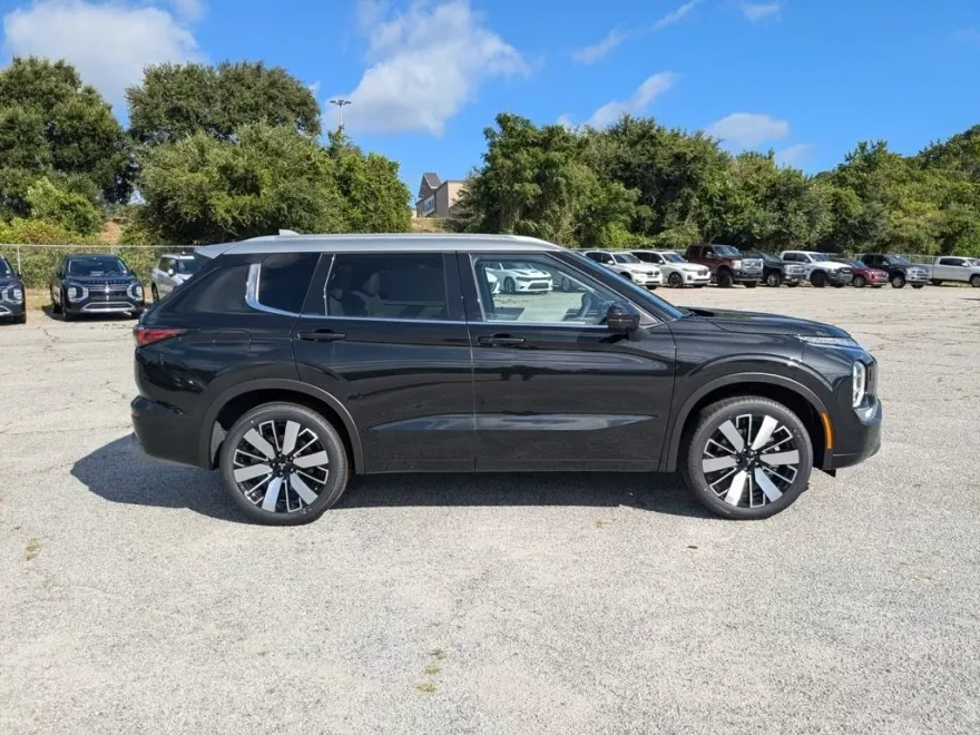 2025 Mitsubishi Outlander SEL photo 1