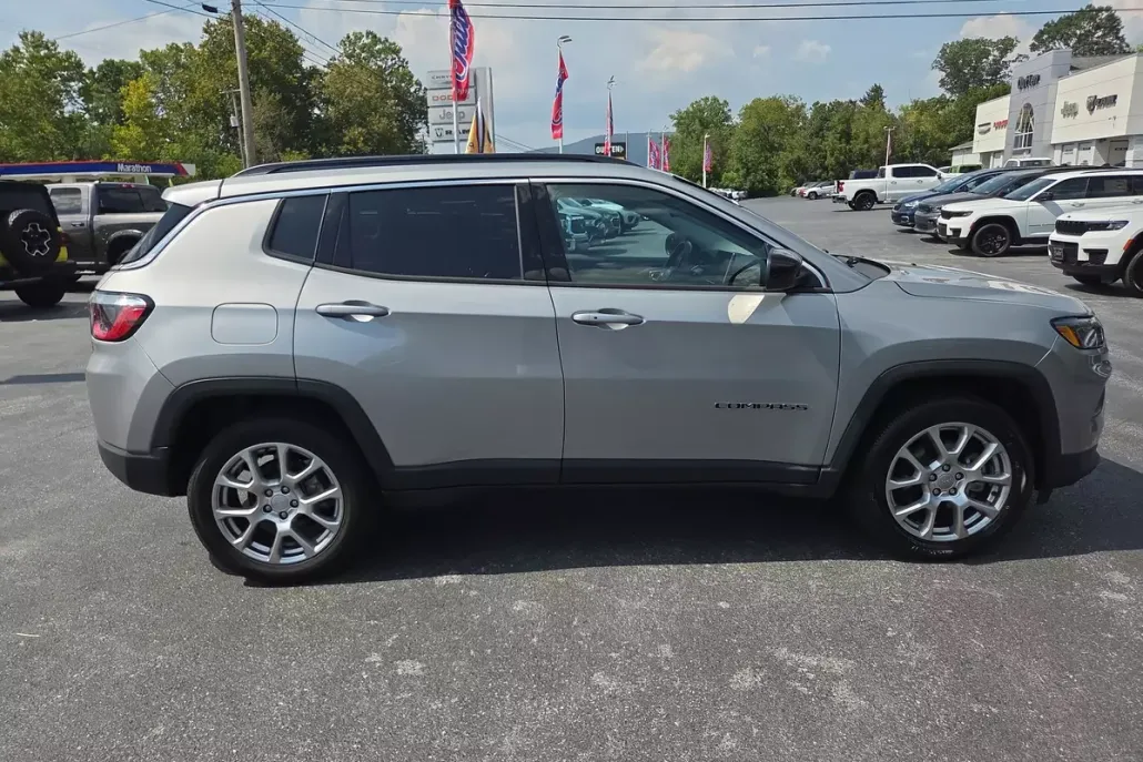 2022 Jeep Compass Latitude Lux photo 1