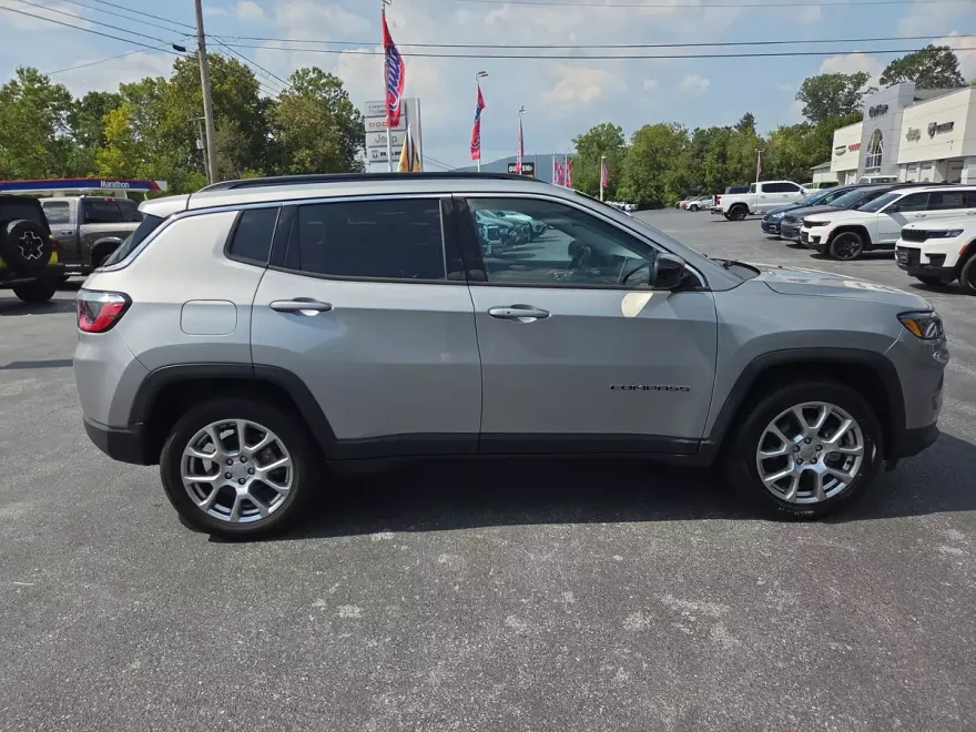 2022 Jeep Compass Latitude Lux photo 1