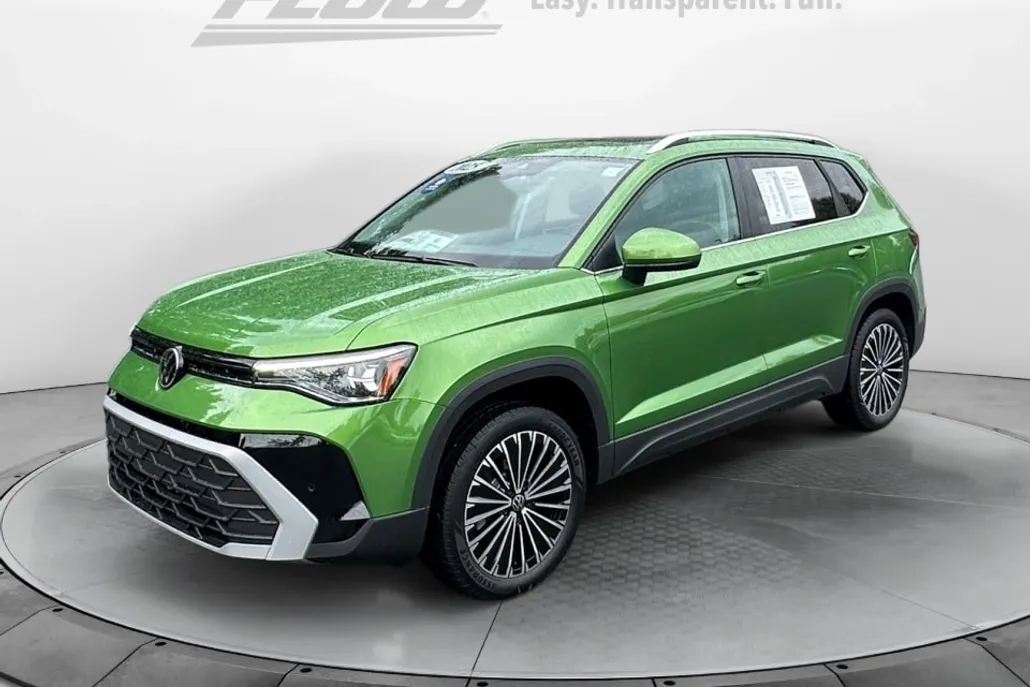 2025 Volkswagen Taos SE photo 1