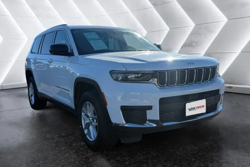 2023 Jeep Grand Cherokee Laredo photo 1