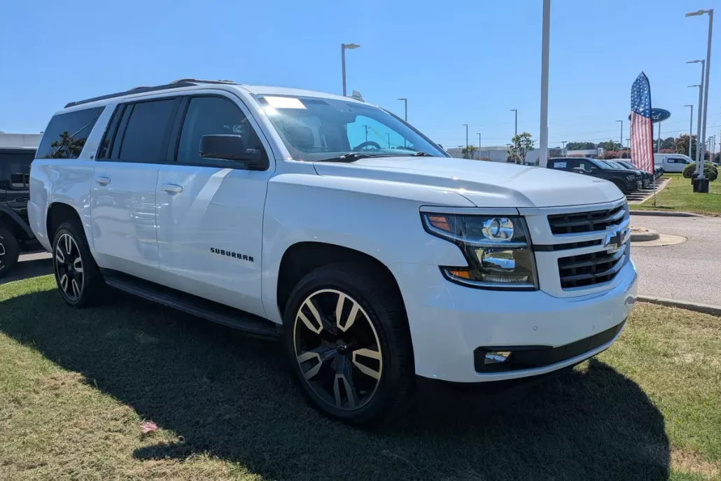 2019 Chevrolet Suburban LT photo 1