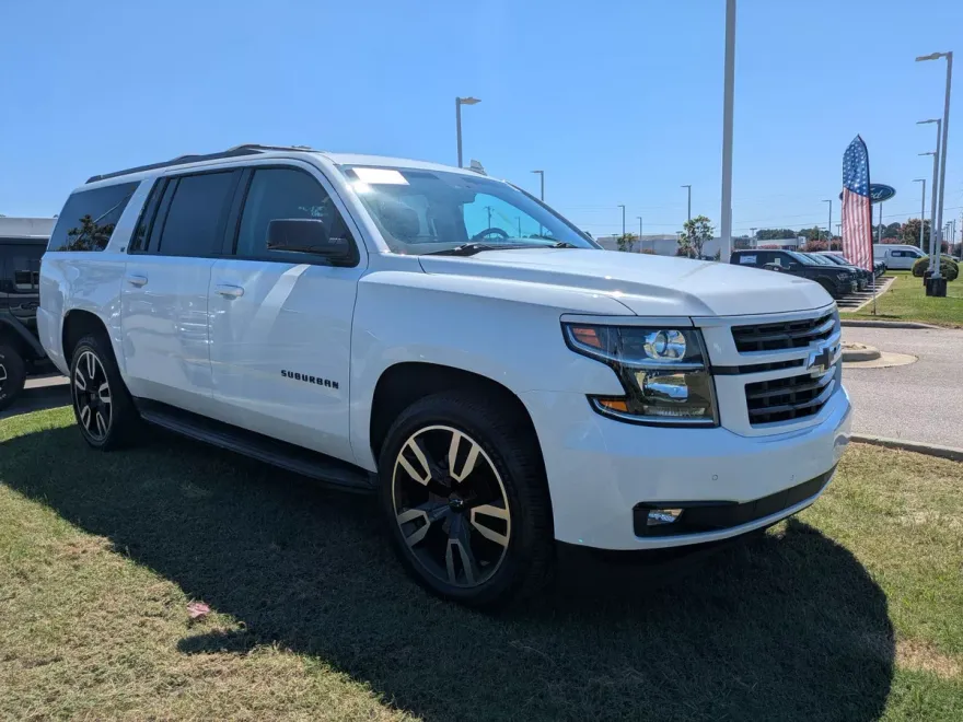 2019 Chevrolet Suburban LT photo 1