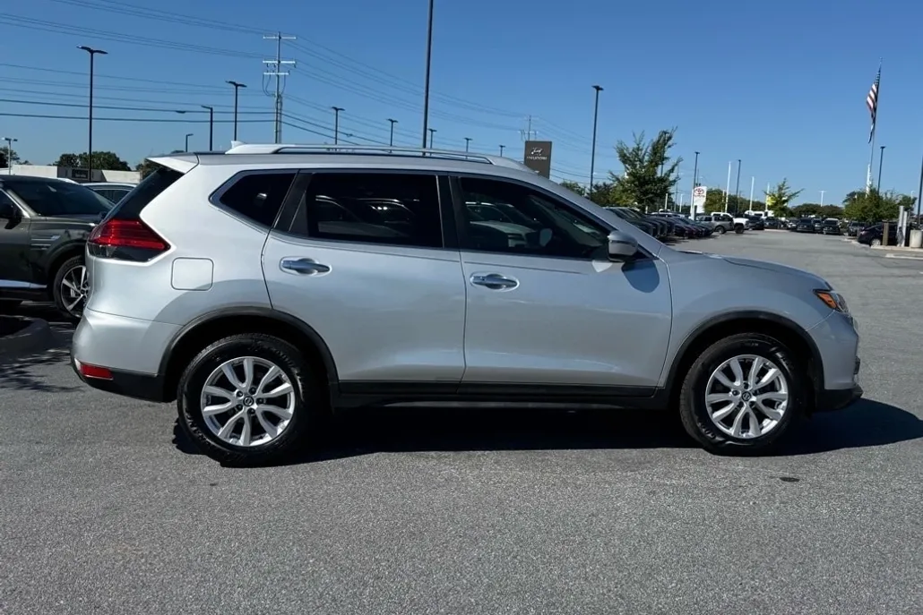 2017 Nissan Rogue SV photo 1