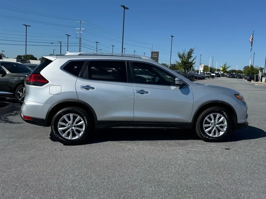 2017 Nissan Rogue SV photo 1