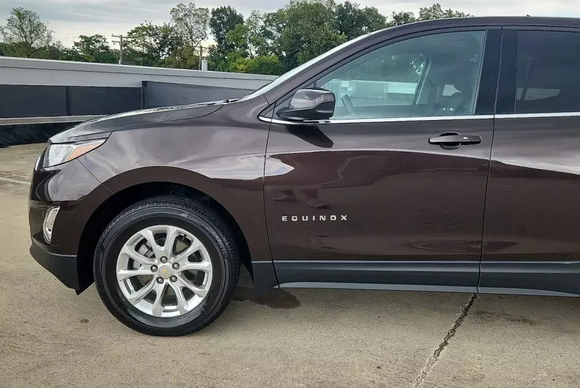 2020 Chevrolet Equinox LT photo 1