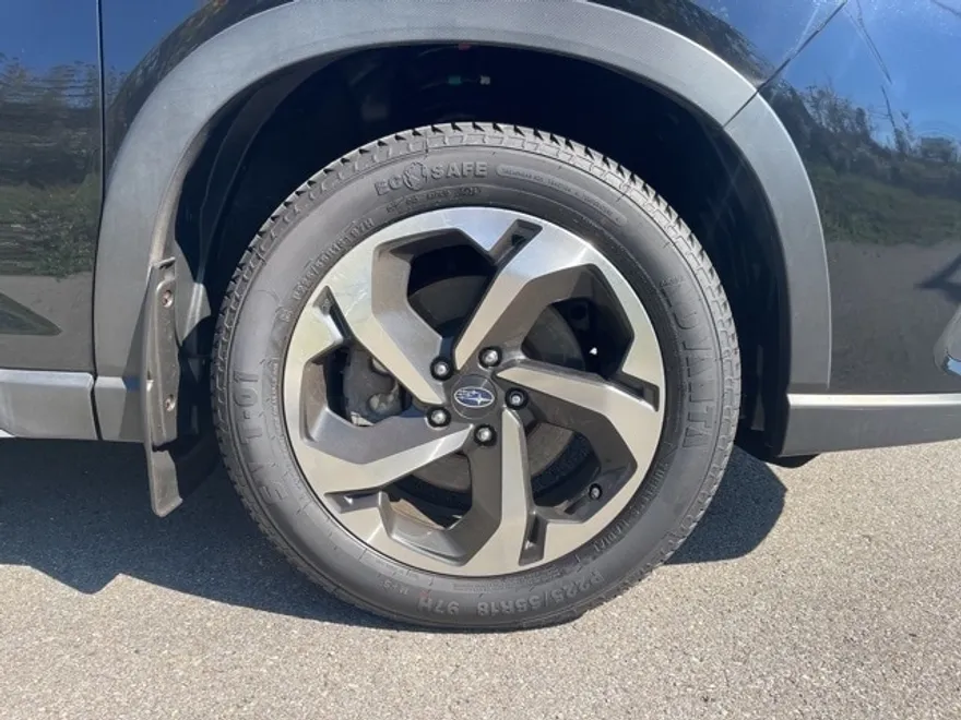2023 Subaru Forester Touring photo 1