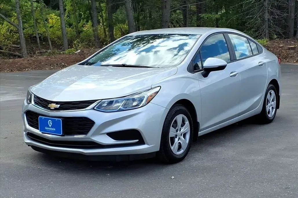 2016 Chevrolet Cruze LS photo 1