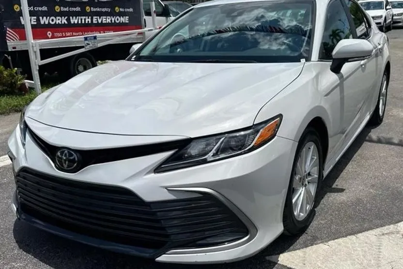 2023 Toyota Camry LE photo 1