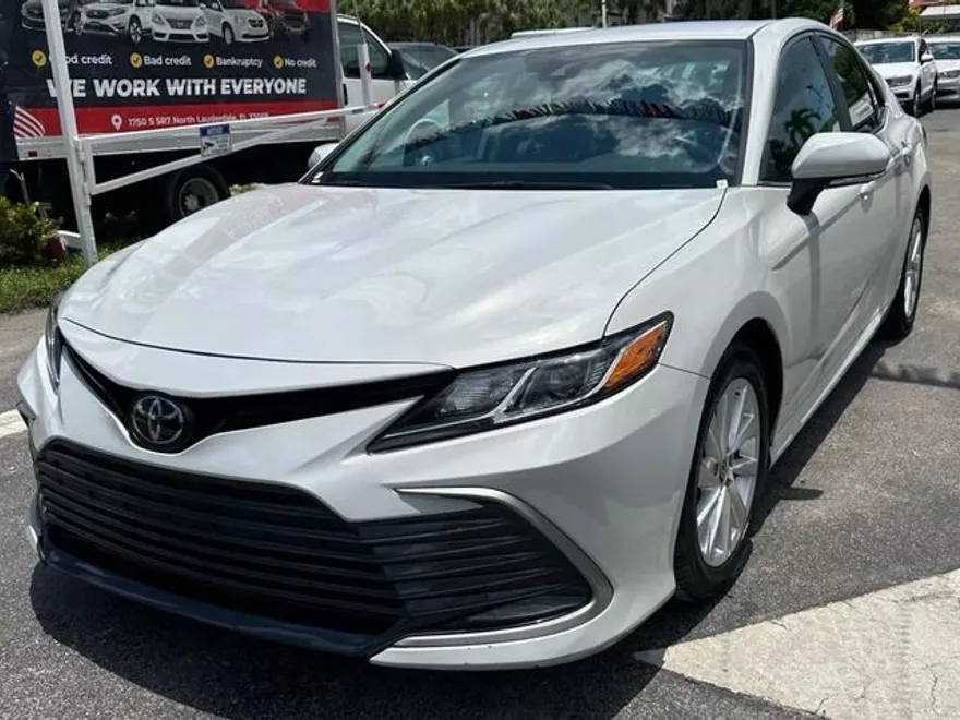 2023 Toyota Camry LE photo 1