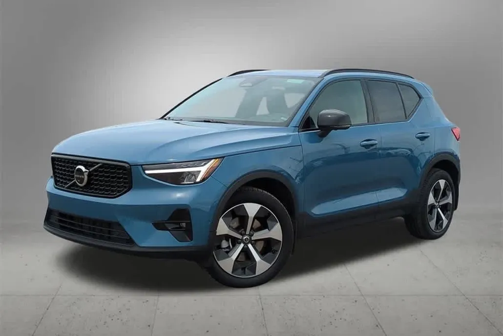2023 Volvo XC40 AWD Plus photo 1