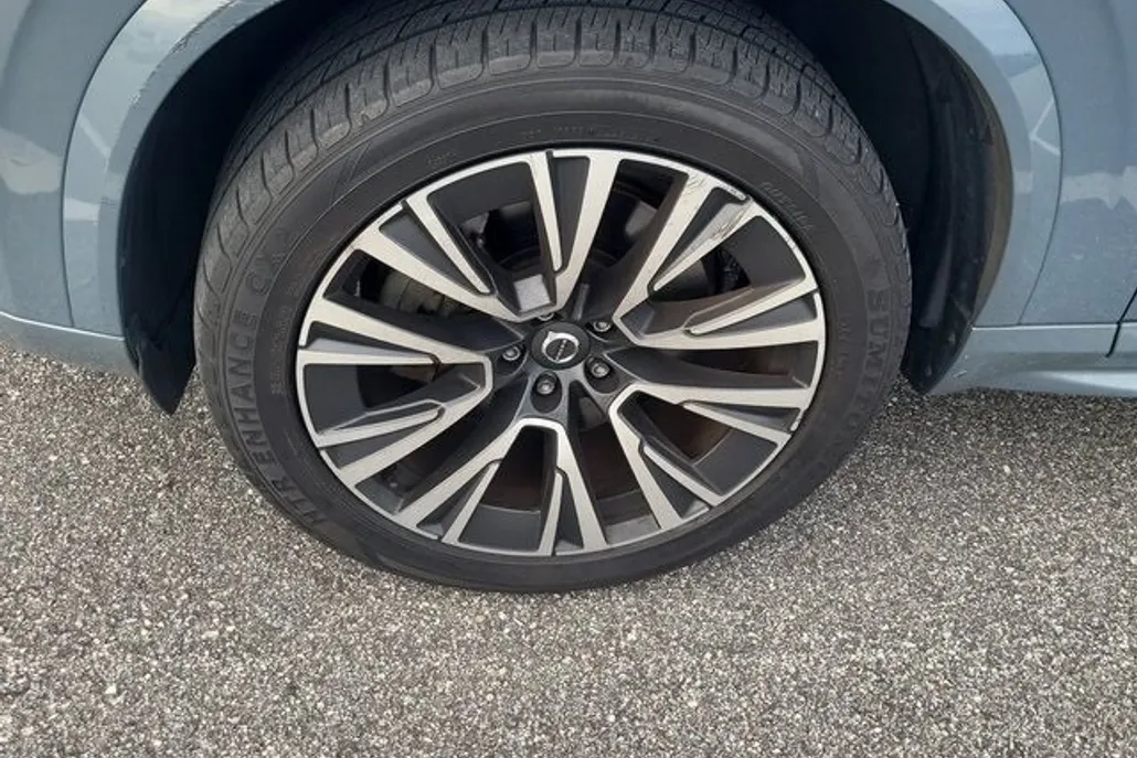 2020 Volvo XC90 T6 Momentum photo 1