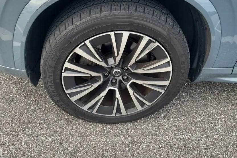 2020 Volvo XC90 T6 Momentum photo 1