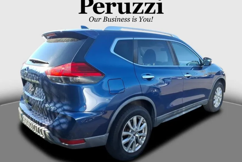 2017 Nissan Rogue SV photo 1