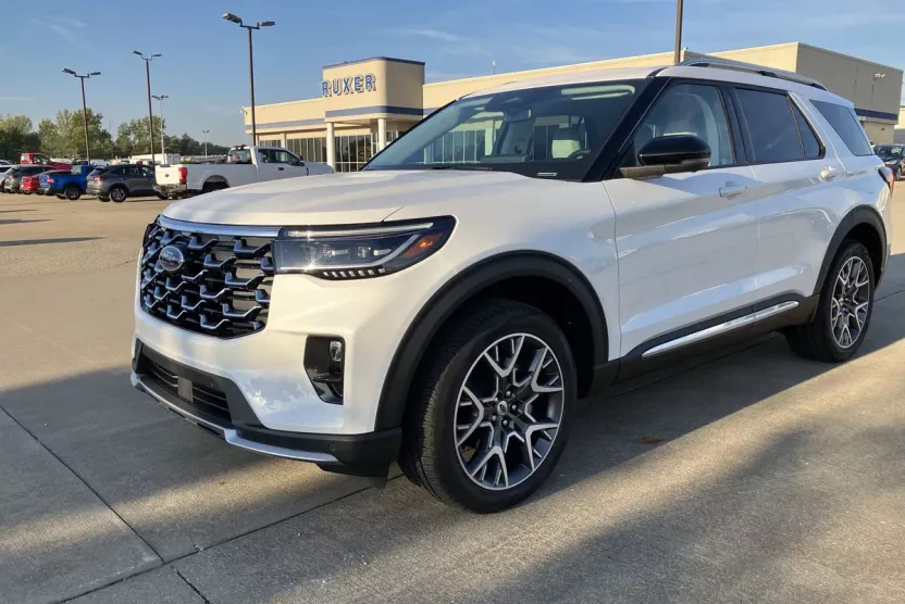 2025 Ford Explorer Platinum photo 1