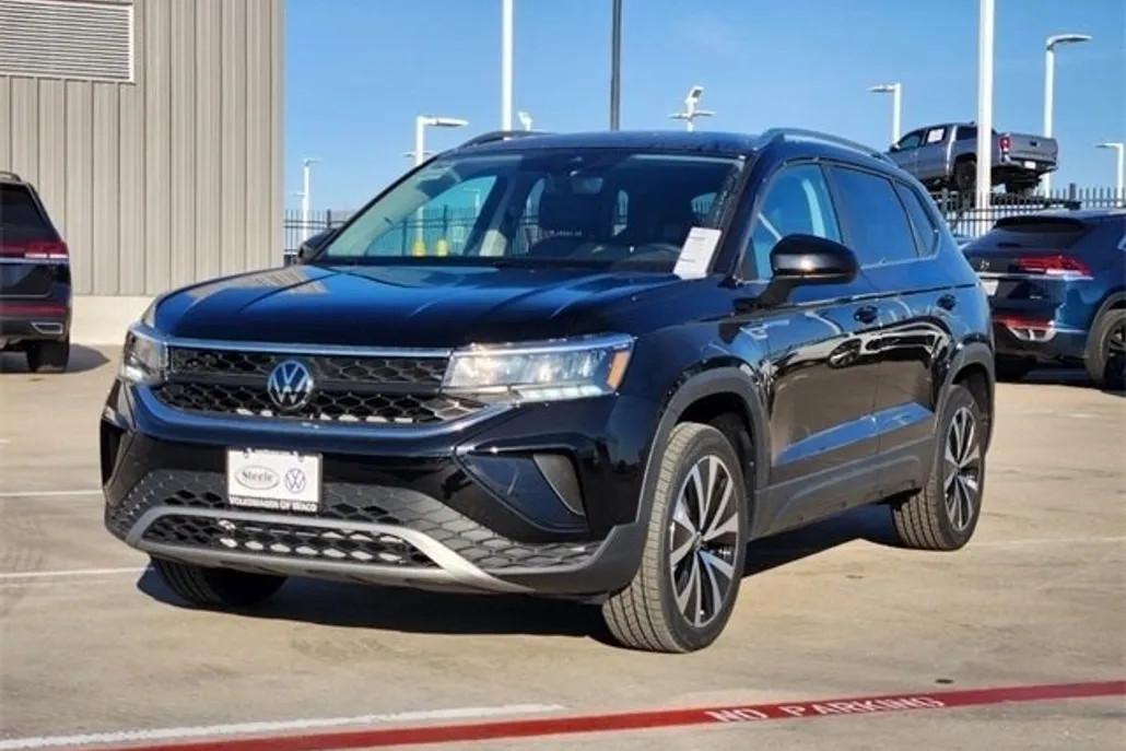 2024 Volkswagen Taos SE photo 1