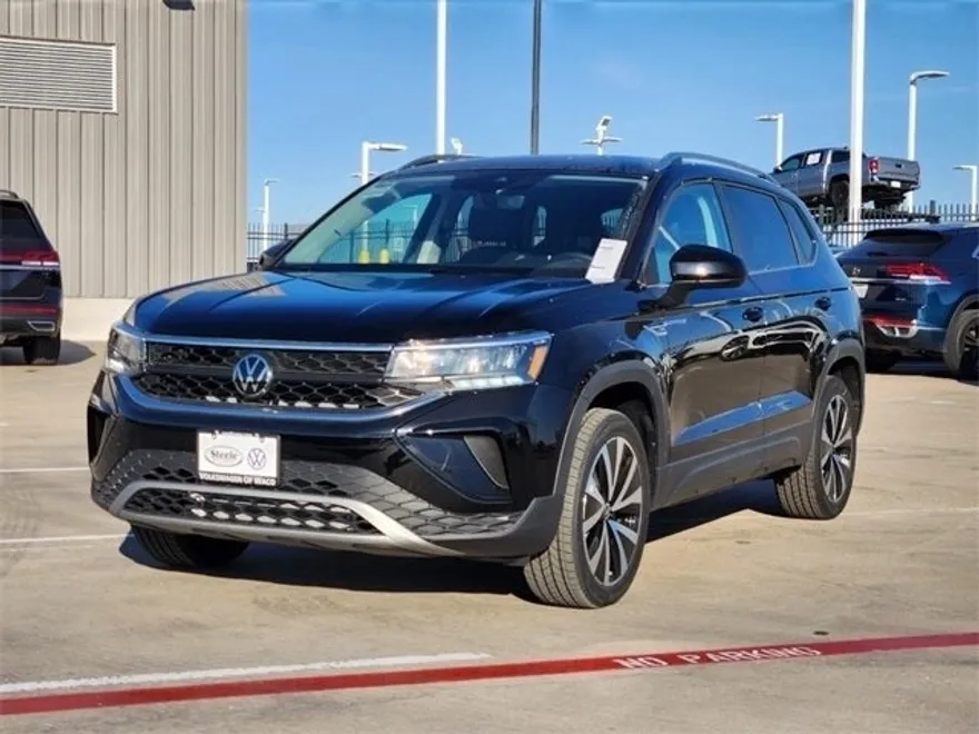 2024 Volkswagen Taos SE photo 1