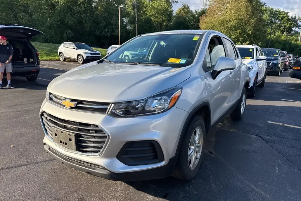 2022 Chevrolet Trax LS photo 1