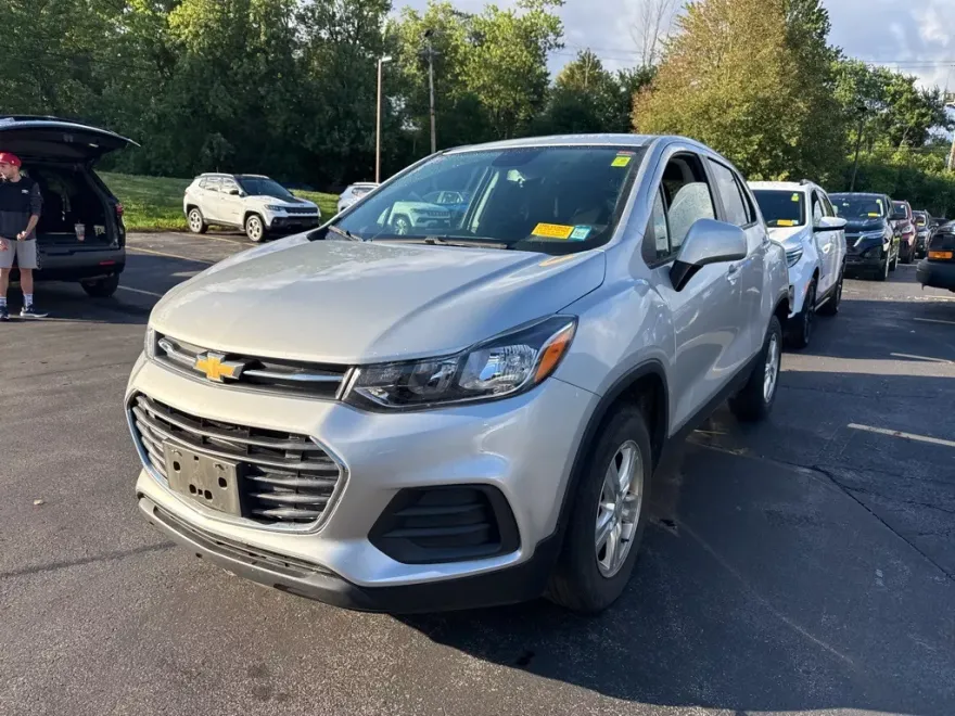 2022 Chevrolet Trax LS photo 1