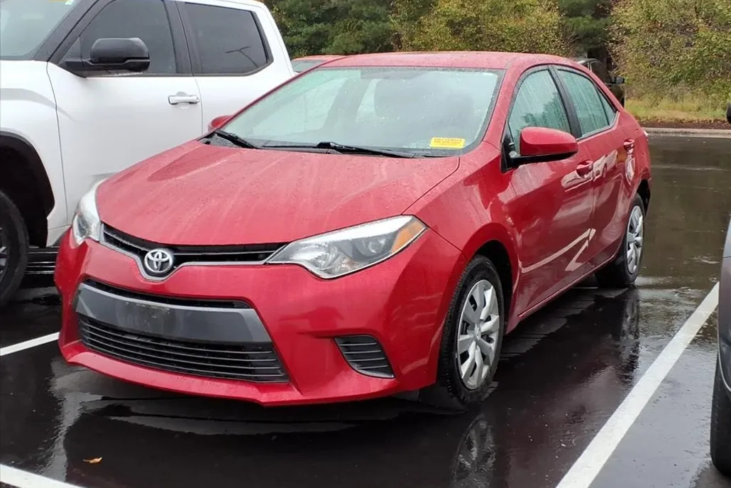 2015 Toyota Corolla LE photo 1