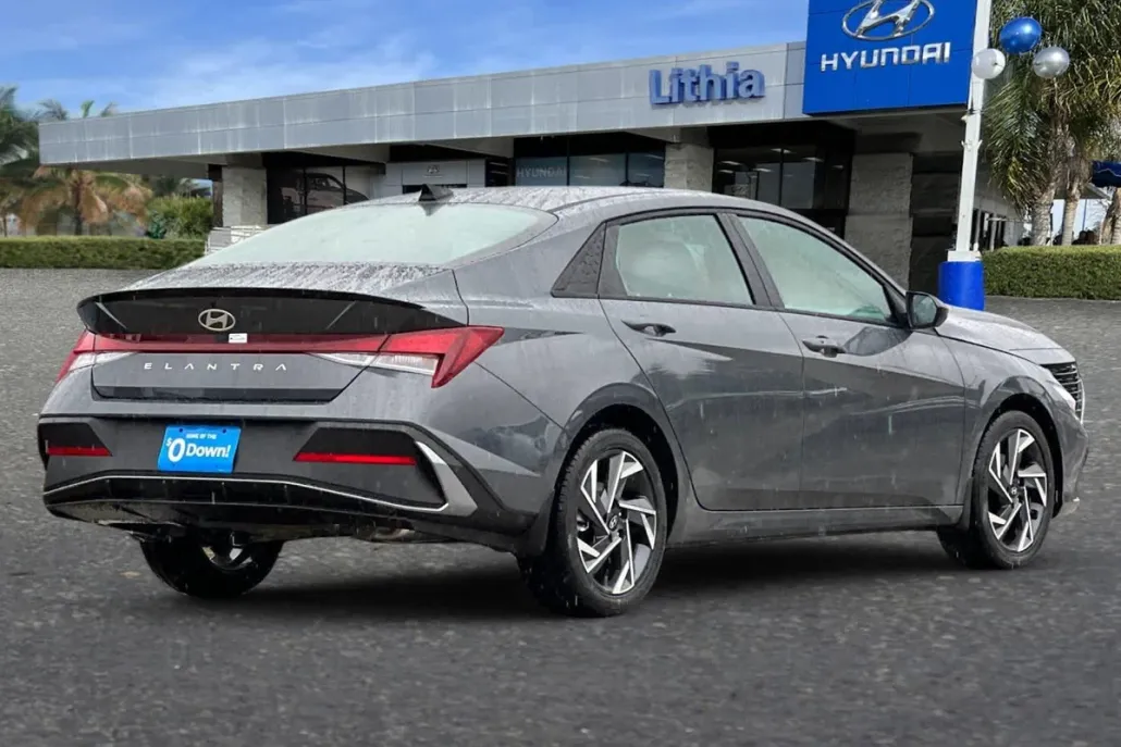 2025 Hyundai Elantra SEL Sport photo 1
