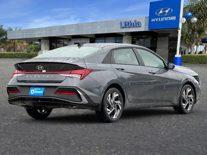 2025 Hyundai Elantra SEL Sport photo 1