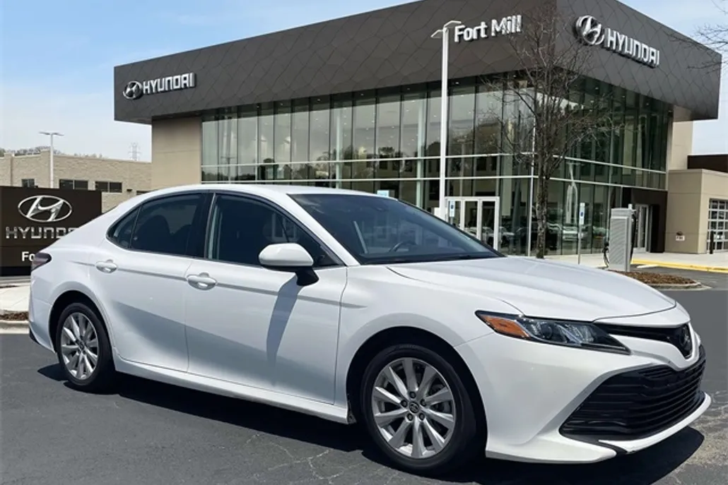 2020 Toyota Camry LE photo 1