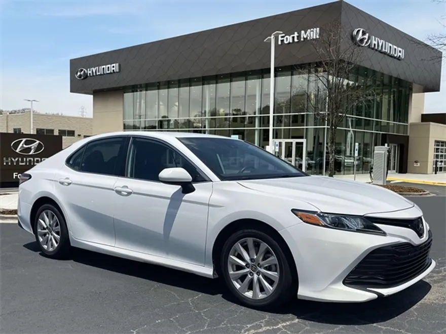2020 Toyota Camry LE photo 1