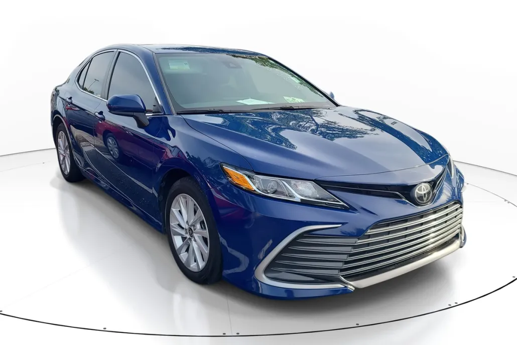 2023 Toyota Camry LE photo 1