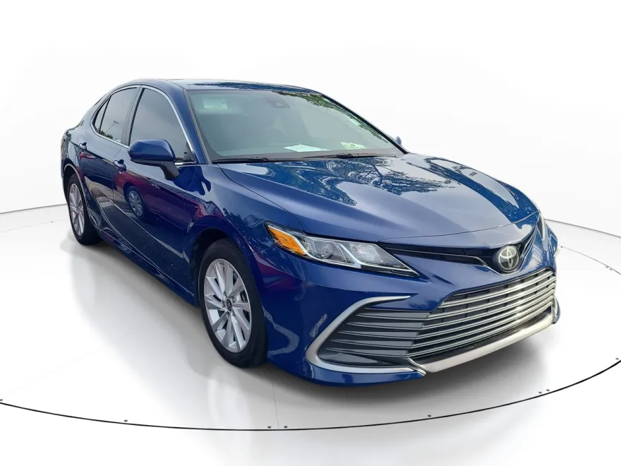 2023 Toyota Camry LE photo 1