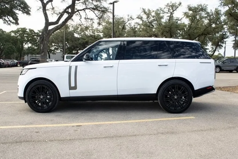 2023 Land Rover Range Rover SE photo 1