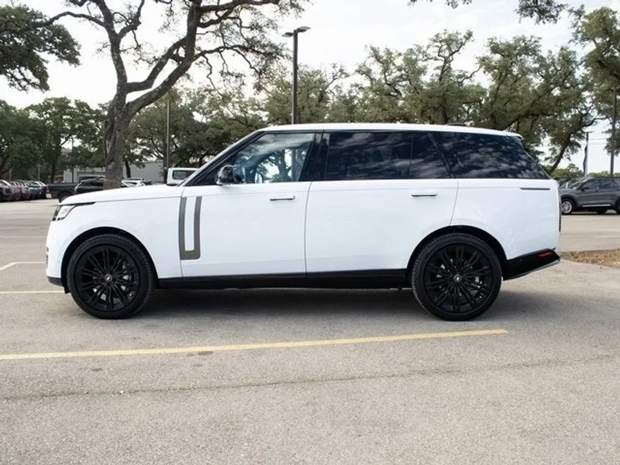 2023 Land Rover Range Rover SE photo 1