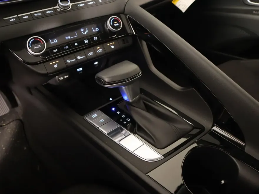 2025 Hyundai Elantra SEL Convenience photo 1