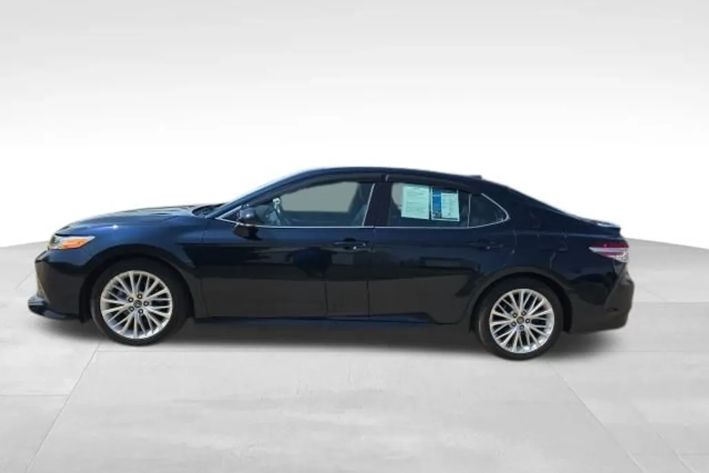 2019 Toyota Camry XLE photo 1