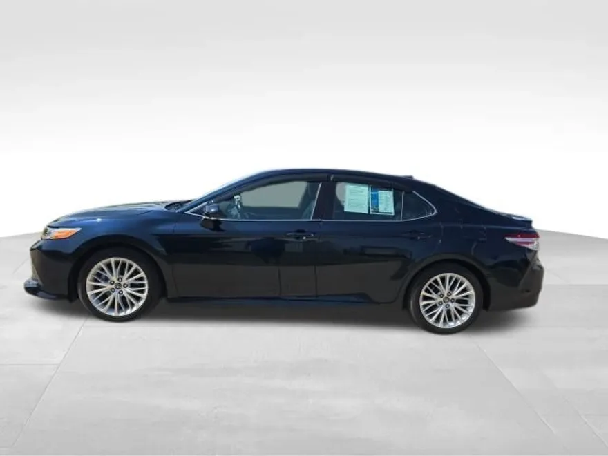 2019 Toyota Camry XLE photo 1