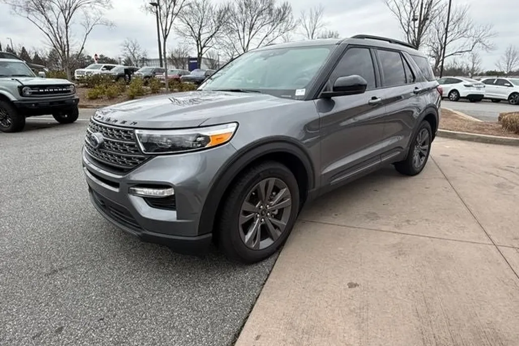 2024 Ford Explorer XLT photo 1