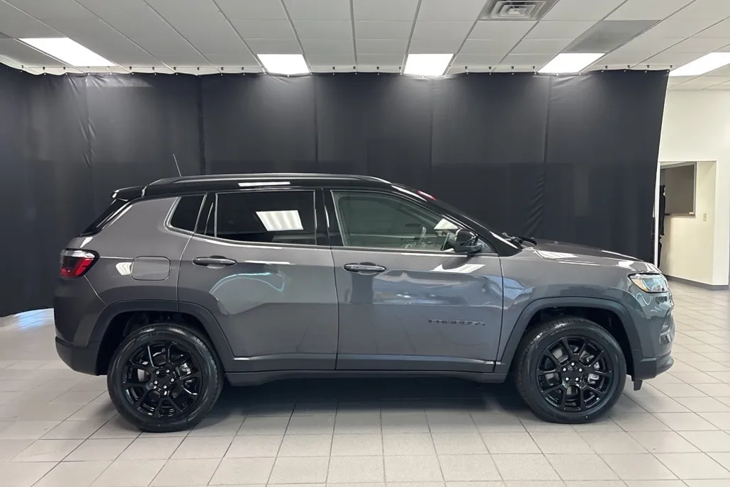 2024 Jeep Compass Latitude photo 1