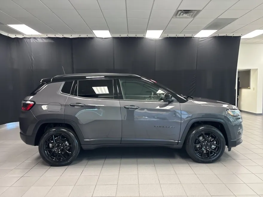 2024 Jeep Compass Latitude photo 1