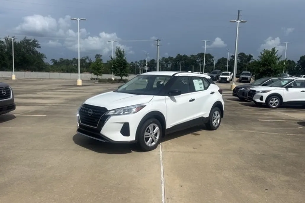 2025 Nissan Kicks Play S photo 1