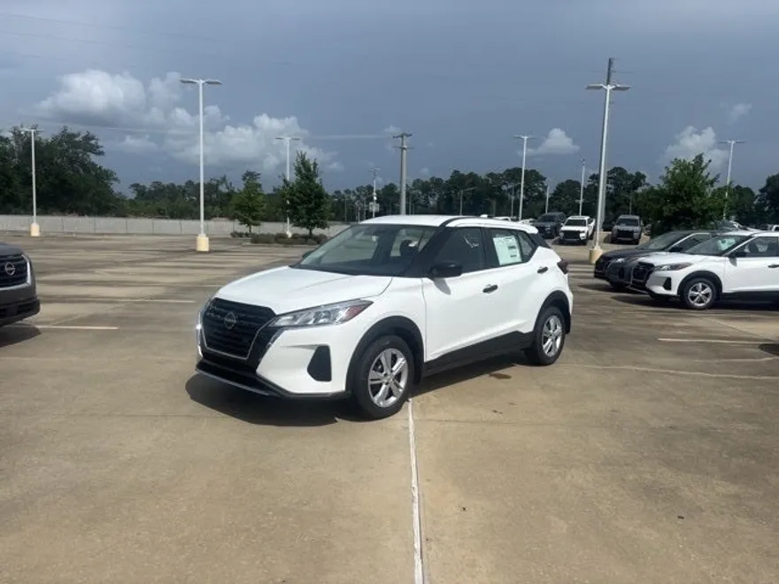 2025 Nissan Kicks Play S photo 1