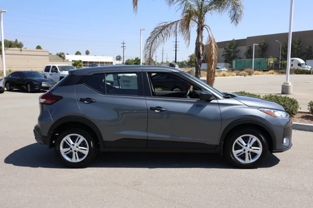 2025 Nissan Kicks Play S photo 1