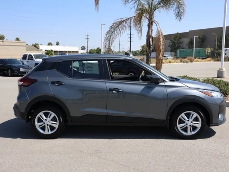 2025 Nissan Kicks Play S photo 1