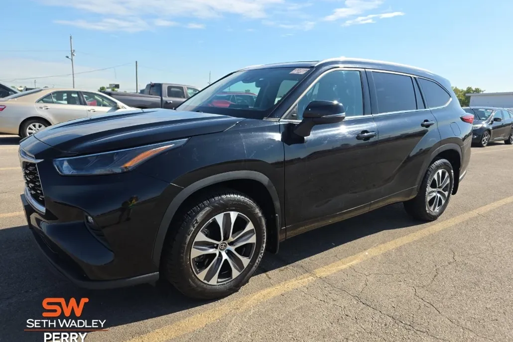 2022 Toyota Highlander XLE photo 1