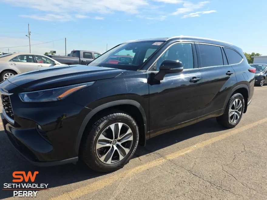 2022 Toyota Highlander XLE photo 1