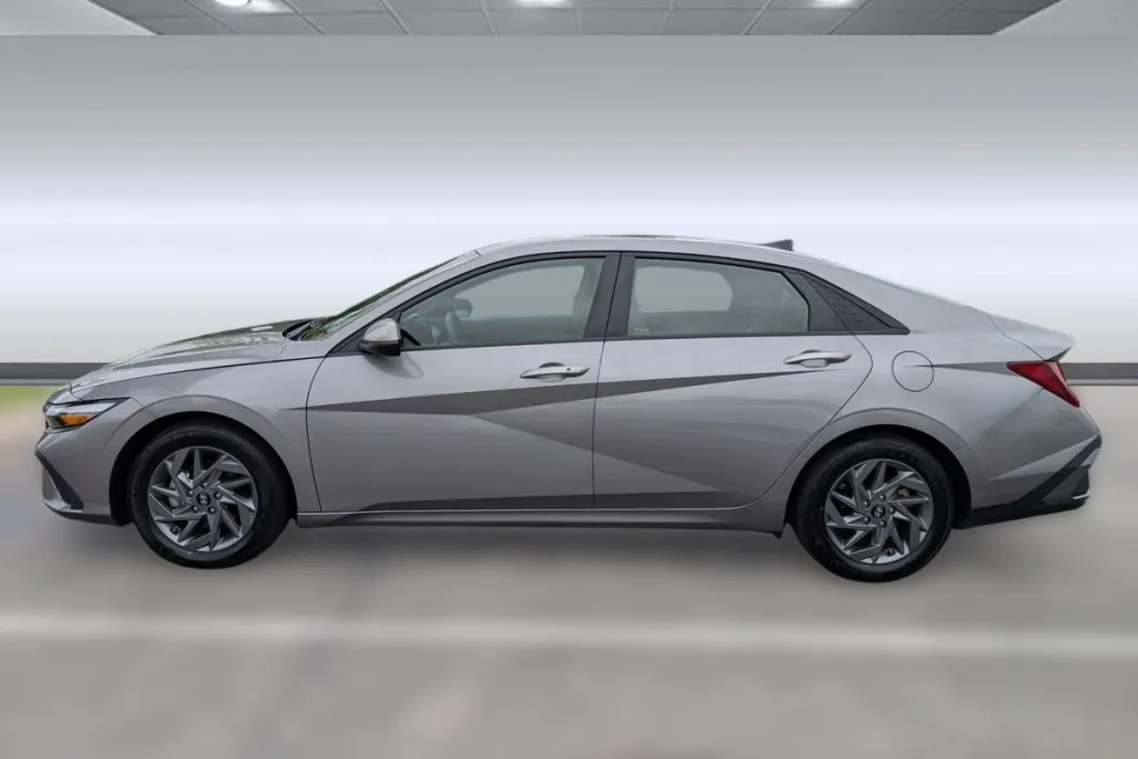 2024 Hyundai Elantra SEL photo 1