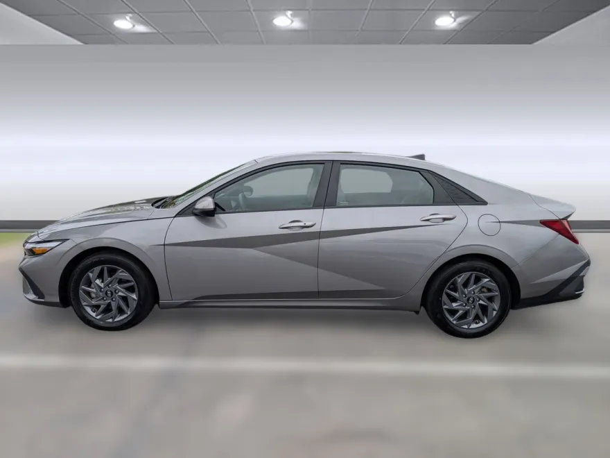 2024 Hyundai Elantra SEL photo 1