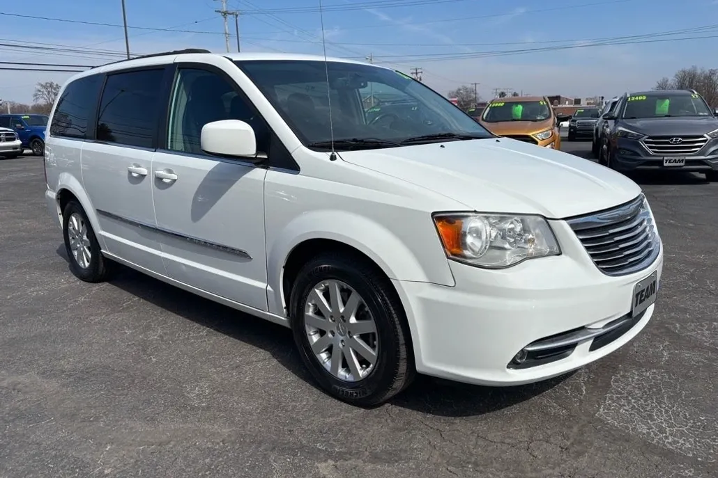 2016 Chrysler Town & Country Touring photo 1